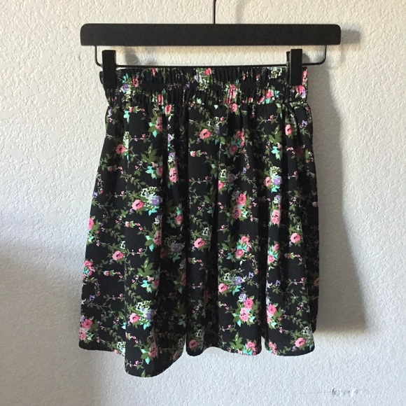 Floral skirt 🌸 - Picture 2 of 5